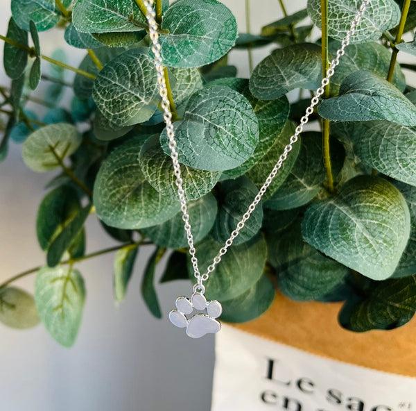 Elegante zilveren hanger met pootafdruk aan een ketting