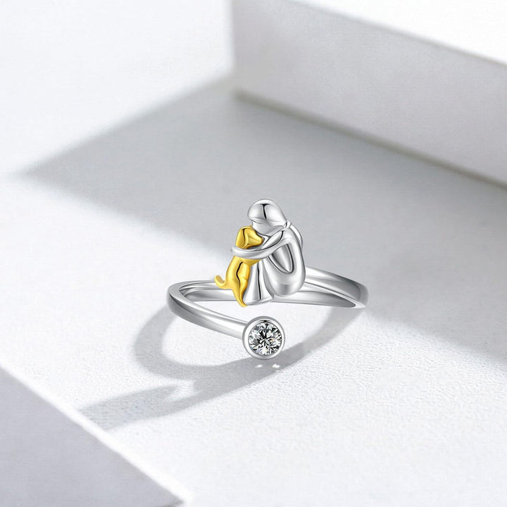 Zilveren ring met hondje en zirkonia steentjes.