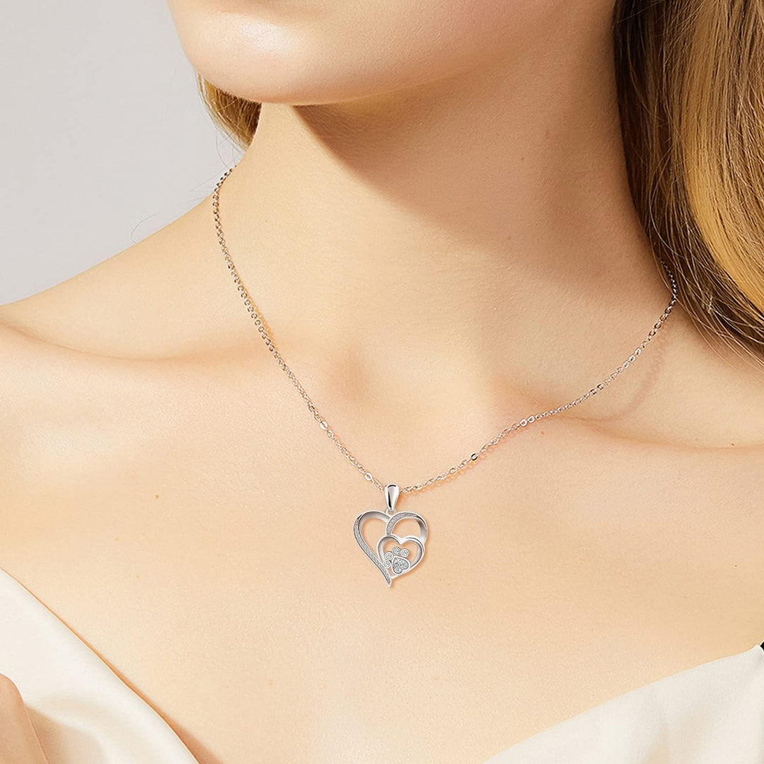 Sterling zilveren ketting met pootafdruk en hartje, bezet met zirkonia.