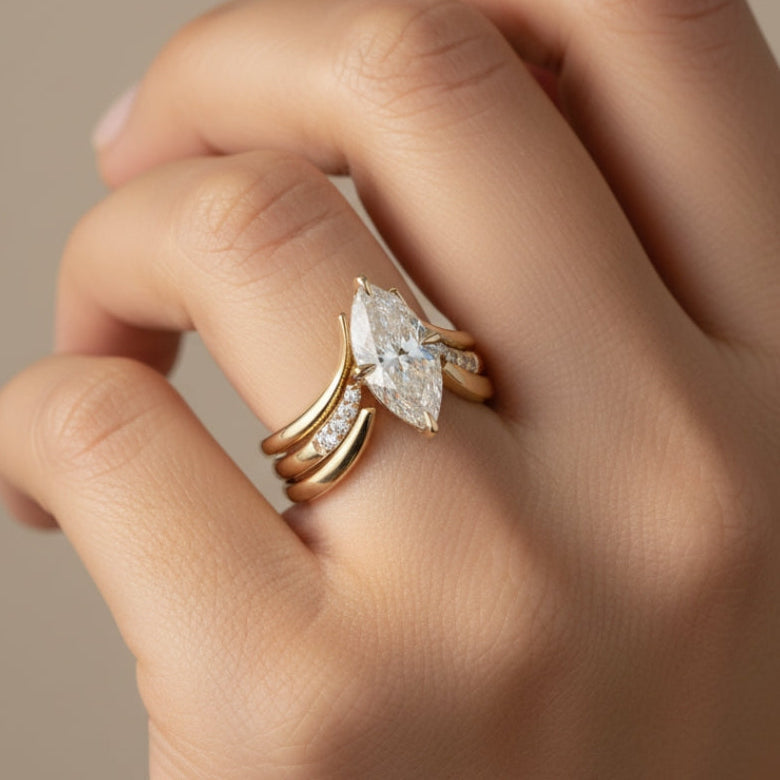 Gouden ring met hangende kroon