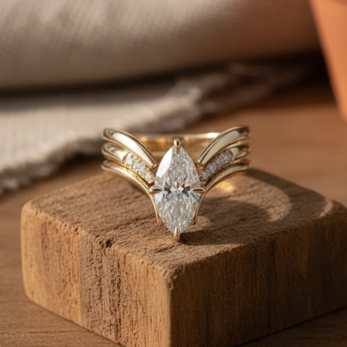 Gouden ring met hangende kroon