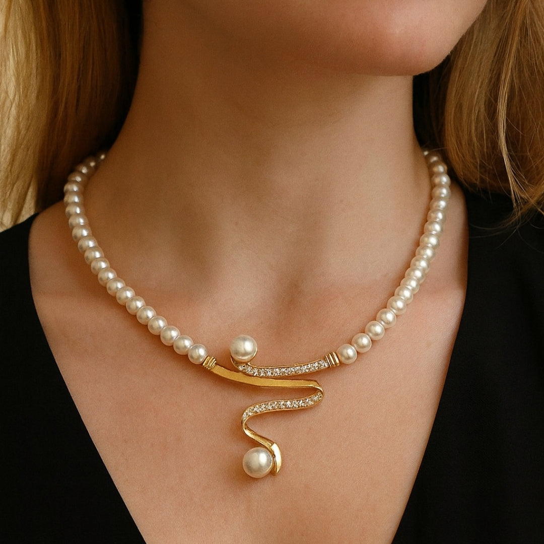 Set met halsketting en oorbellen van natuurlijke parels.