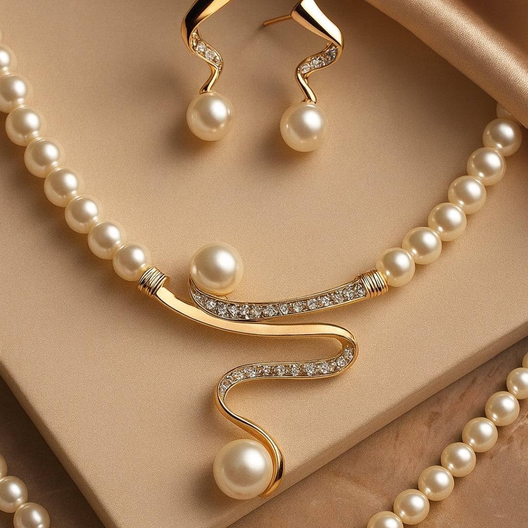 Set met halsketting en oorbellen van natuurlijke parels.