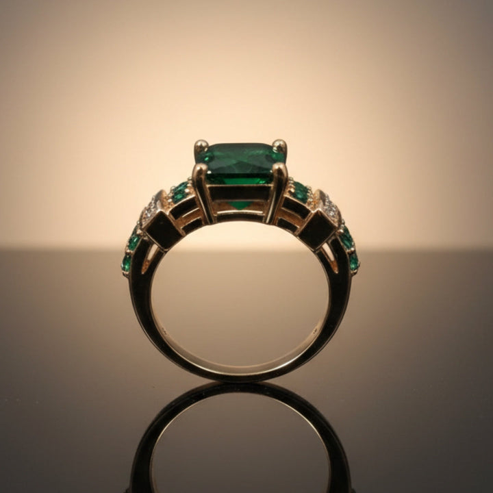 Gouden ring met groen kristal