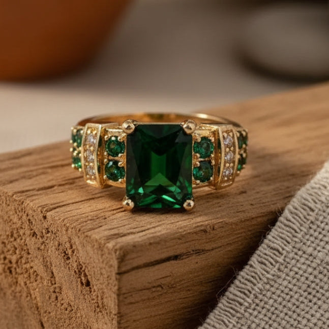 Gouden ring met groen kristal