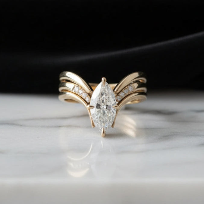 Gouden ring met hangende kroon