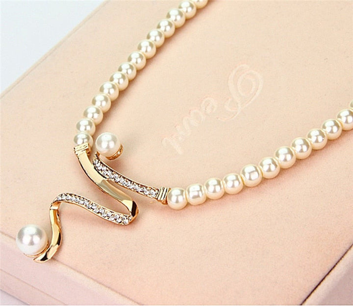 Set met halsketting en oorbellen van natuurlijke parels.