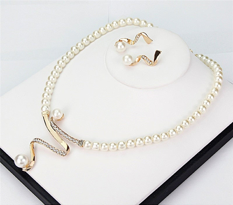 Set met halsketting en oorbellen van natuurlijke parels.