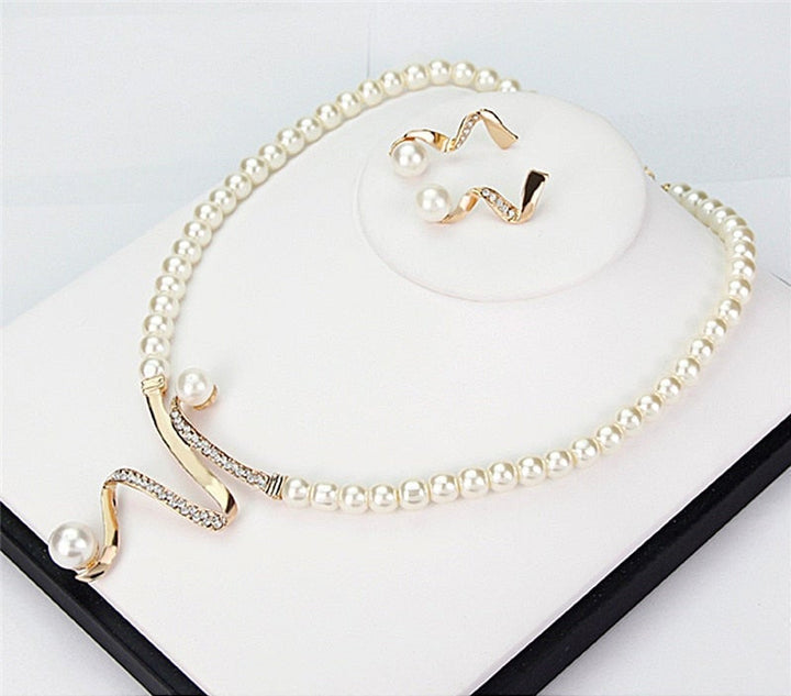 Set met halsketting en oorbellen van natuurlijke parels.