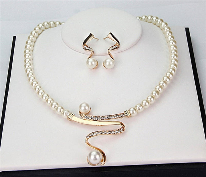 Set met halsketting en oorbellen van natuurlijke parels.