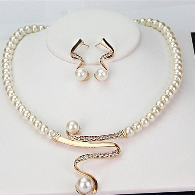 Set met halsketting en oorbellen van natuurlijke parels.