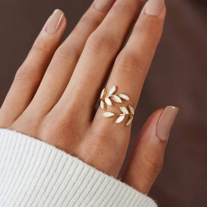 Pure - Elegante Witte Opal Leaf Ring