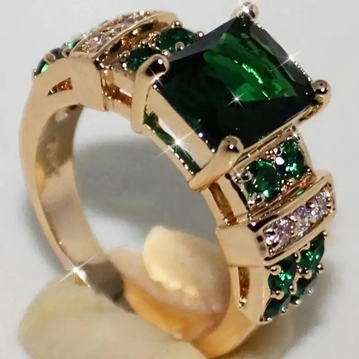 Gouden ring met groen kristal