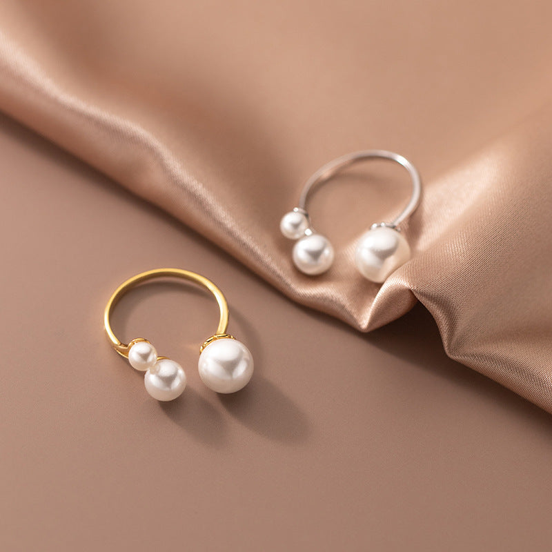 Verstelbare ring met drie zoetwaterparels