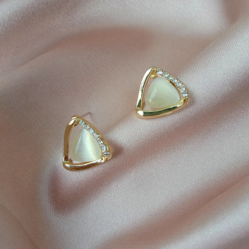 Elegante driehoekige oorbellen met opaal en kristallen