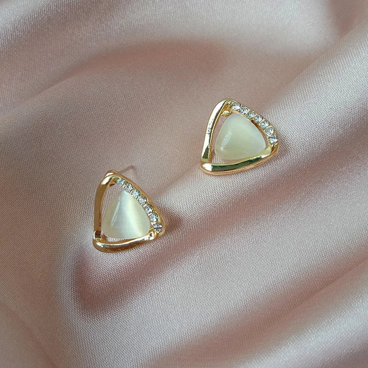 Elegante driehoekige oorbellen met opaal en kristallen