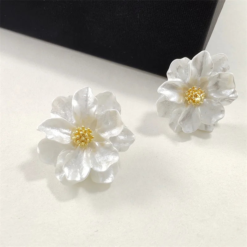 Chique bloemen oorstekers van witte acryl