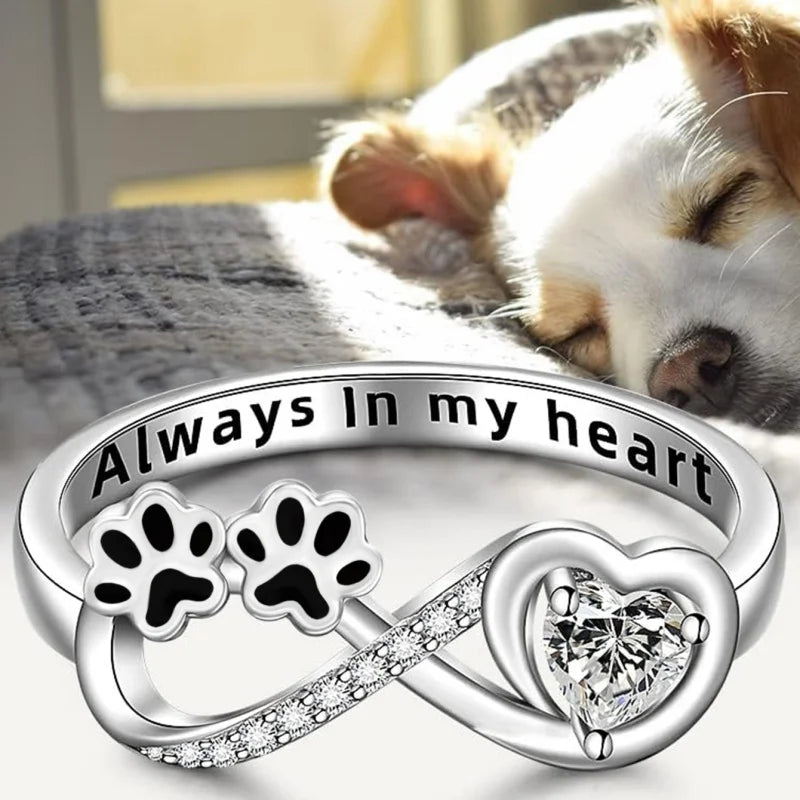 Ring met pootvormige zirkonia, hart- en oneindigheidssymbool.