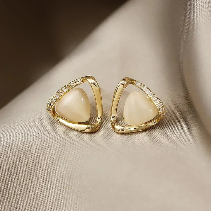 Elegante driehoekige oorbellen met opaal en kristallen