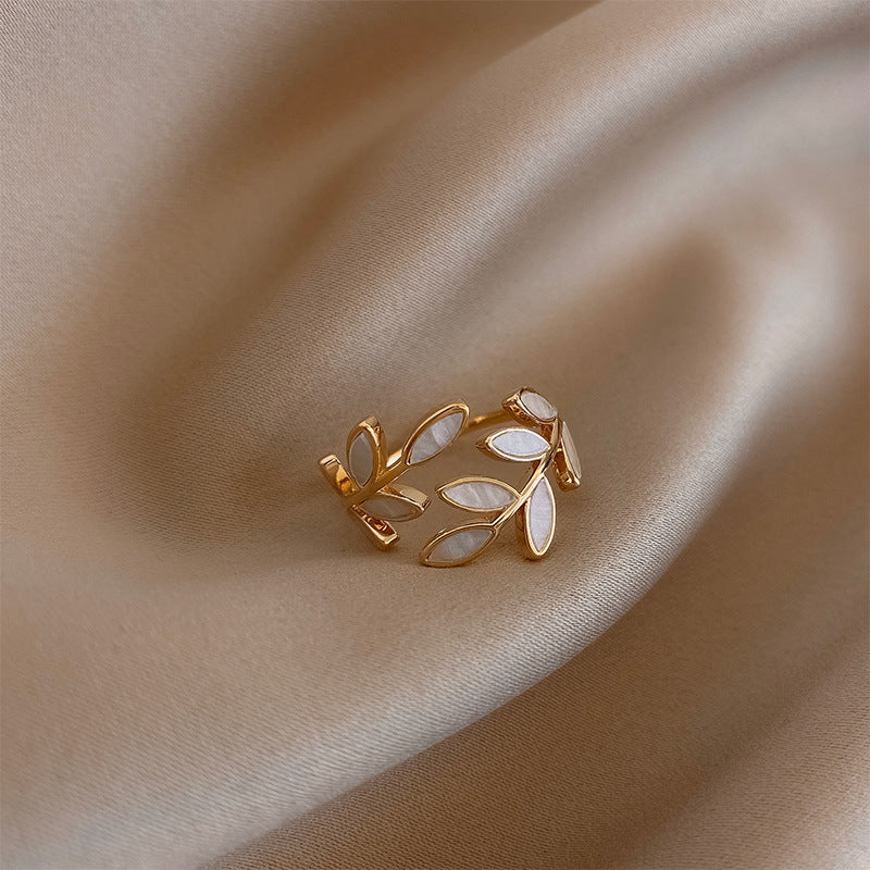 Pure - Elegante Witte Opal Leaf Ring