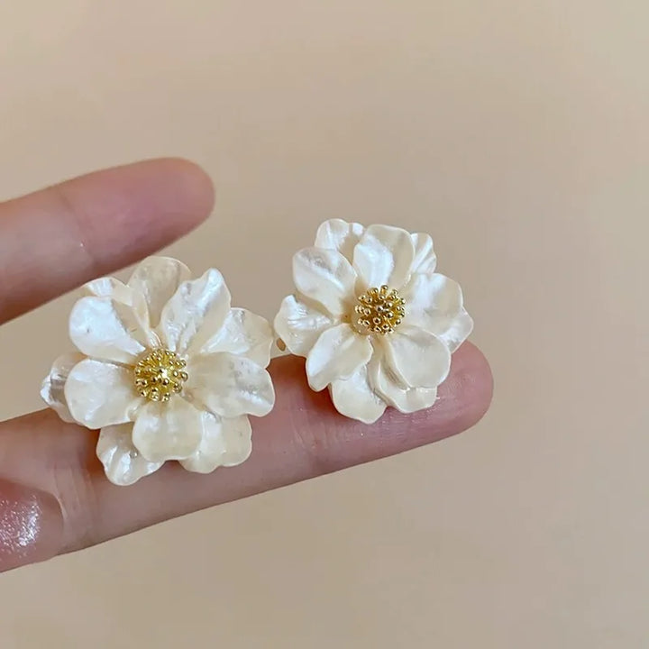 Chique bloemen oorstekers van witte acryl