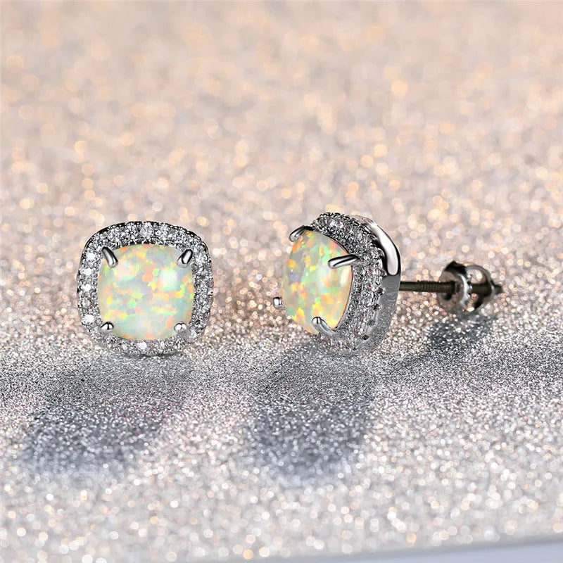 Elegante oorstekers van zilver met ronde witte vuuropalen