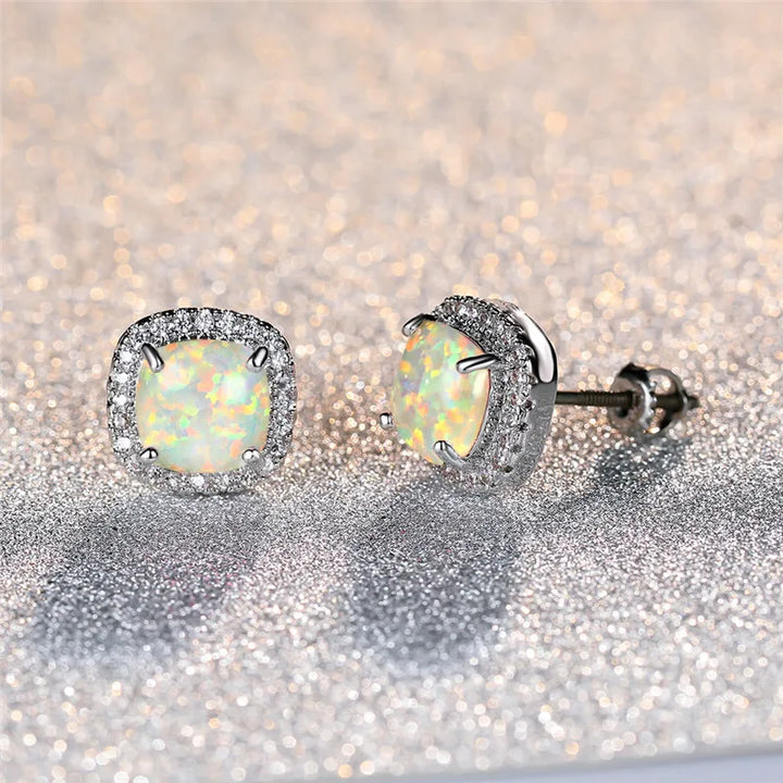 Elegante oorstekers van zilver met ronde witte vuuropalen