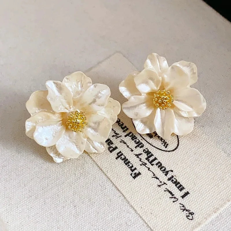 Chique bloemen-buttonoorbellen van wit acryl