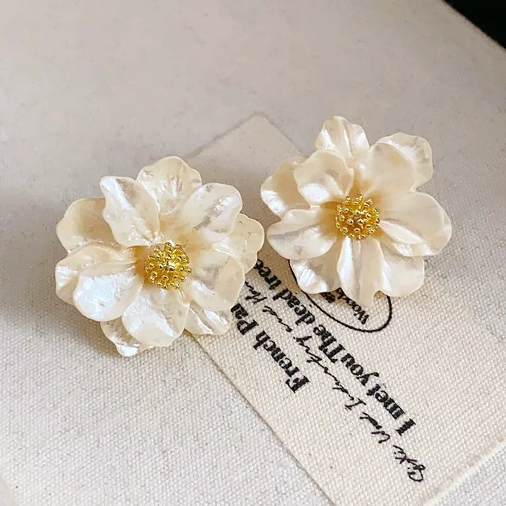 Chique bloemen-buttonoorbellen van wit acryl