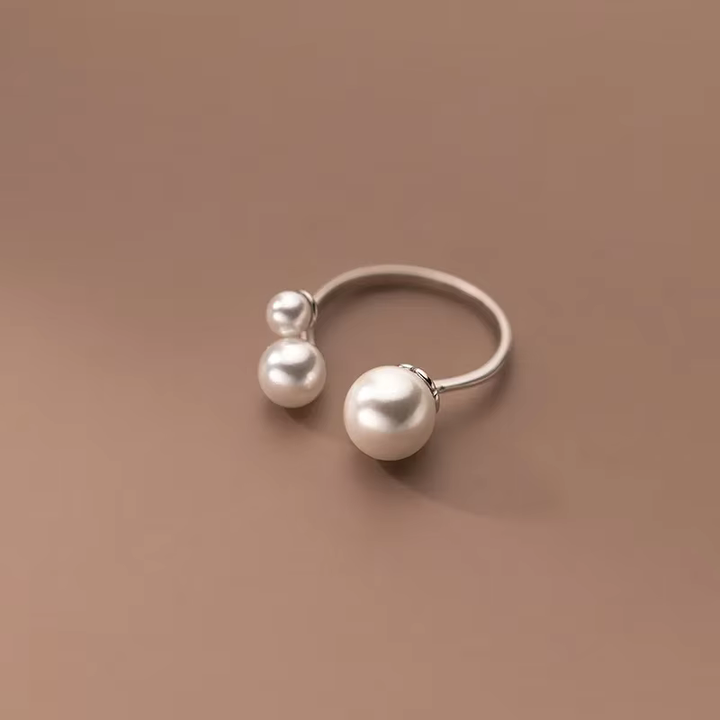 Verstelbare ring met drie zoetwaterparels