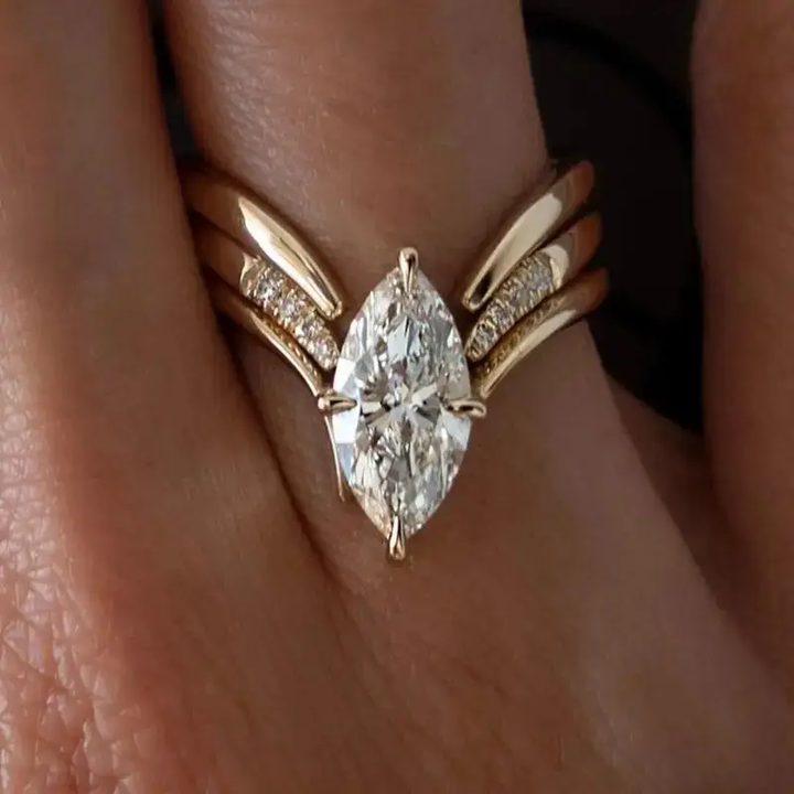 Gouden ring met hangende kroon